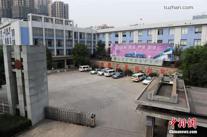 長(zhǎng)沙市坪塘勞動(dòng)教養(yǎng)管理所采購(gòu)我公司定制生產(chǎn)的11KW二用一備自來(lái)水加壓泵站一套，本設(shè)備供水范圍為5公里，供水人數(shù)為3600人，目前本自來(lái)水加壓泵站運(yùn)行平穩(wěn)，高效節(jié)能，受到了管理所的一致好評(píng)！